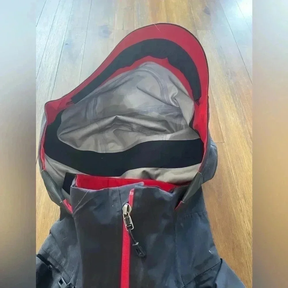 Patagonia medic jacket red and black goretex - Picture 15 of 16